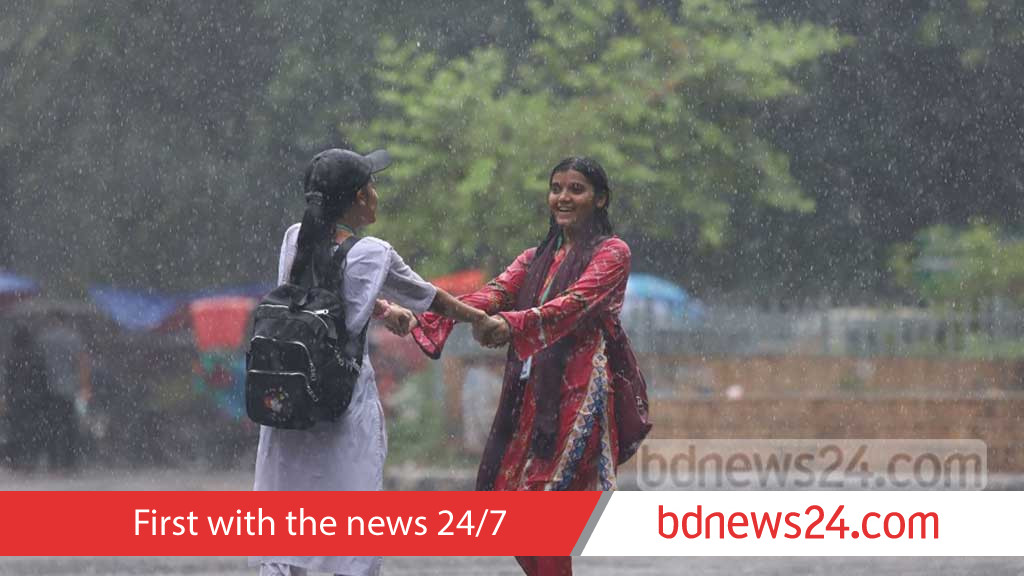 Rain in Dhaka brings a little relief from searing heat