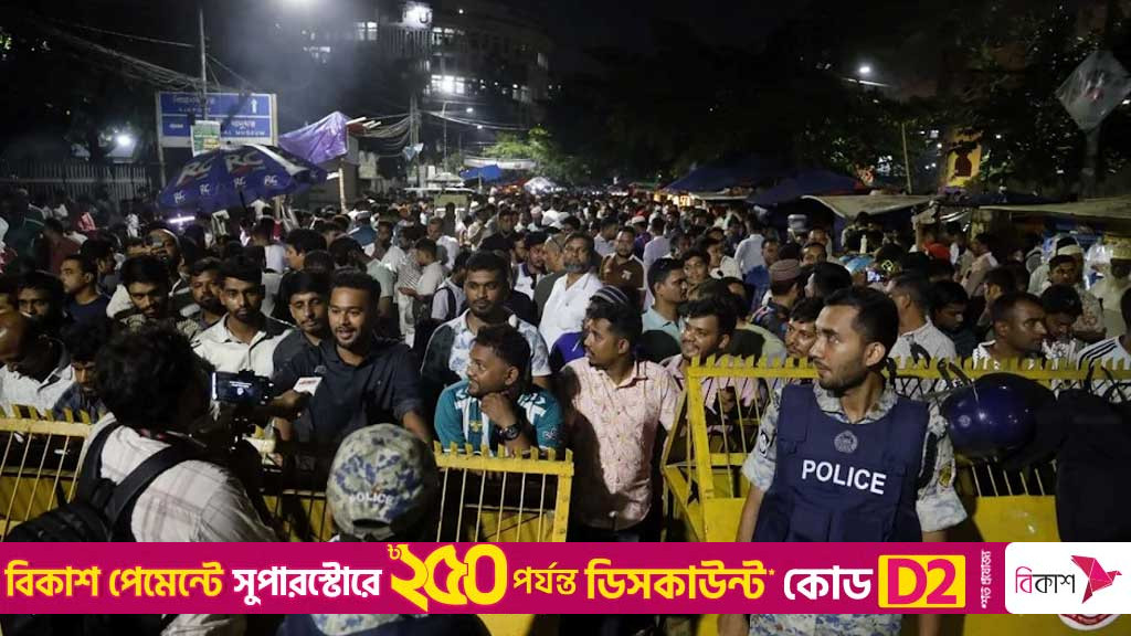 Police urge crowds to stay away from Dhaka University gates