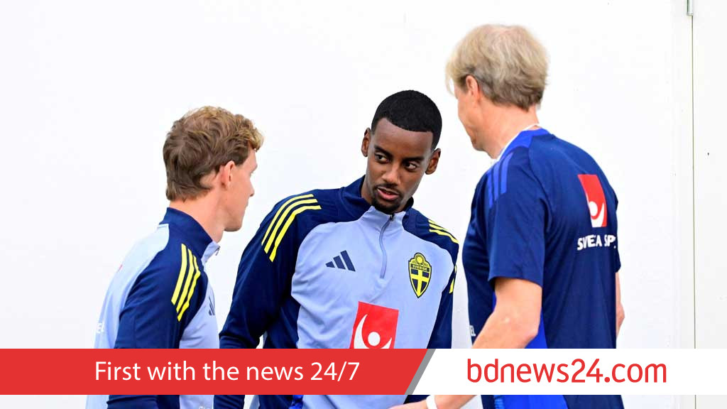 Isak trains with Sweden
