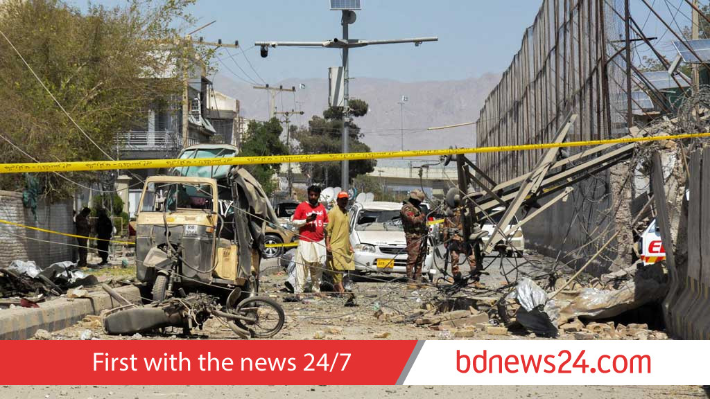 Suicide blast targeting Pakistan paramilitary kills 10, officials say