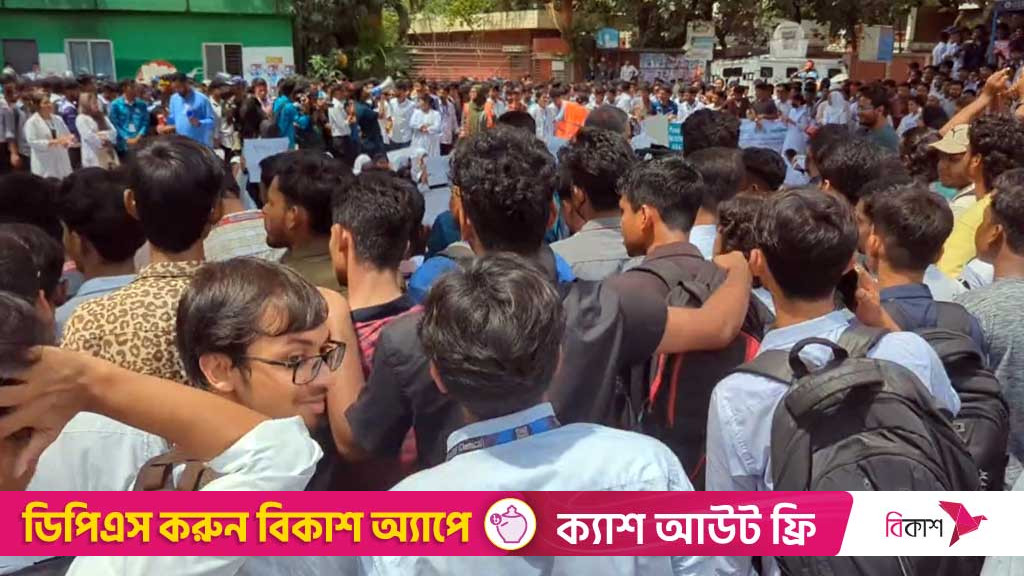 Polytechnic students occupy Dhaka’s Sat Rasta intersection over seven demands