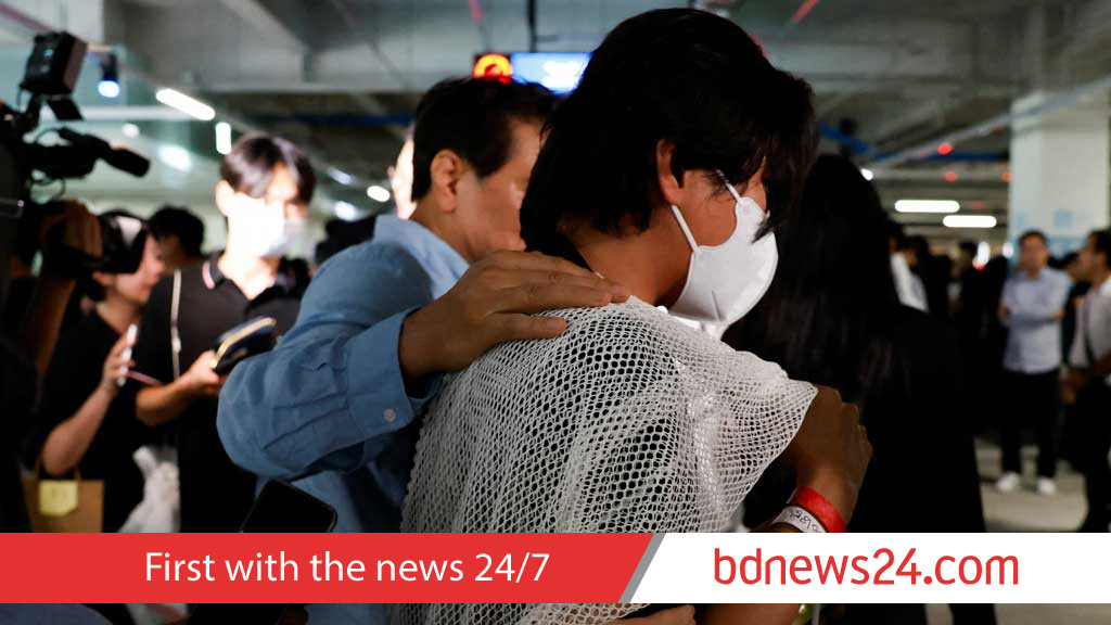 South Korean workers return home a week after immigration raid to hugs and cheers