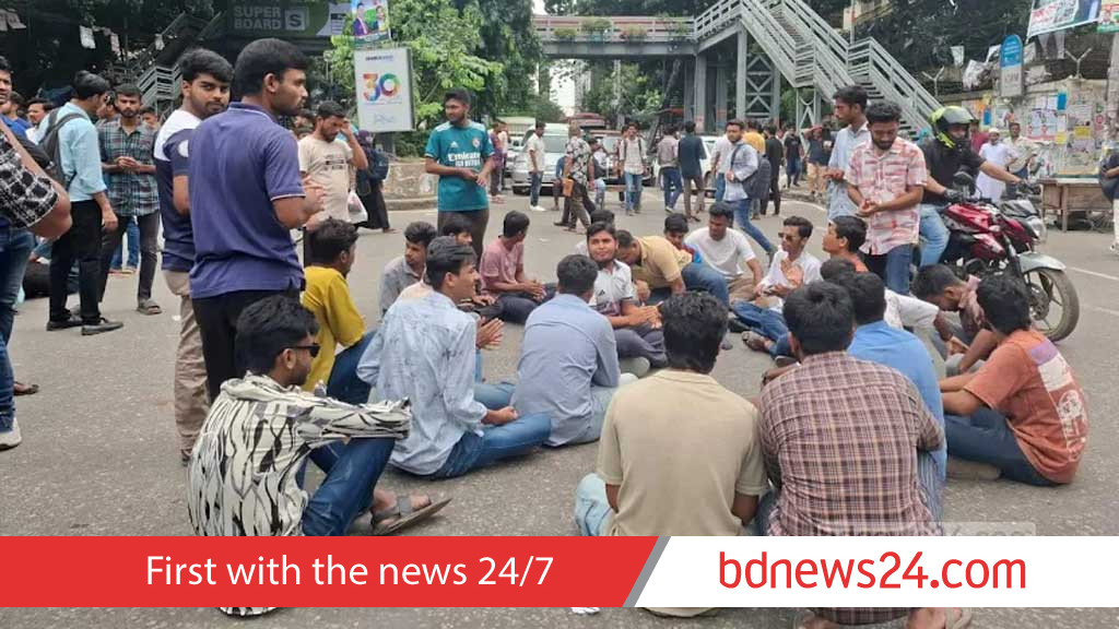 Protest outside Titumir College snarls traffic in Dhaka’s Mohakhali