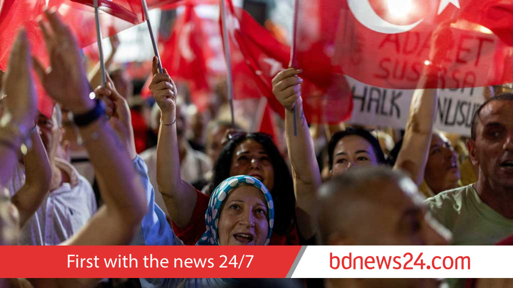 Turkey orders detention of Istanbul district mayor, others in corruption probe, state media says