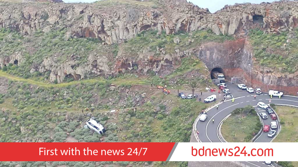 1 dead as UK tourist bus crashes in Spain