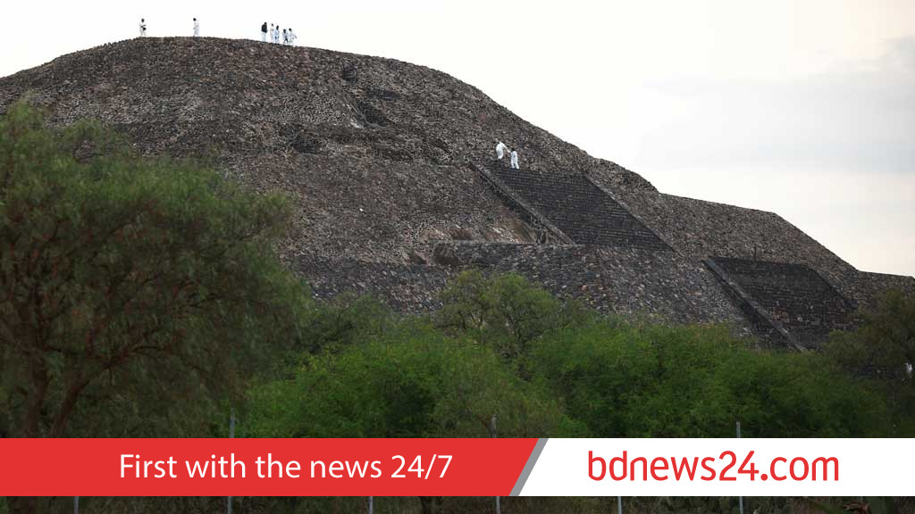 Gunman kills Canadian at Mexico pyramids, 13 injured