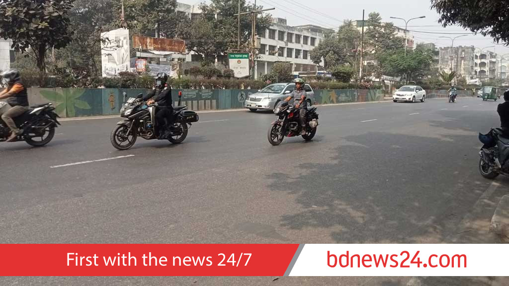 Streets of Dhaka empty, public transport limited