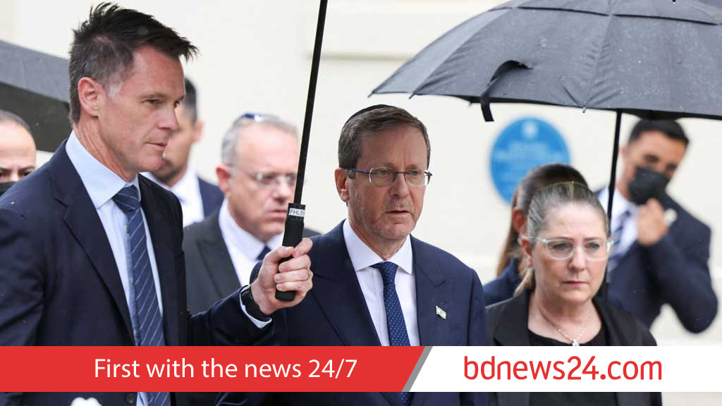 Herzog in Australia, visits site of Bondi Beach attack