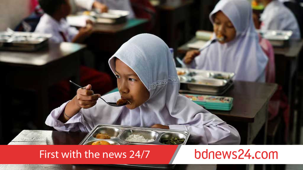 Indonesia president defies critics, backs free meals