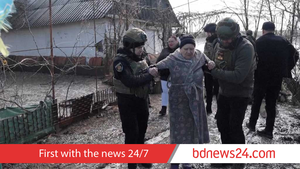 Ukrainians flee from southeast as Russia lurches forward