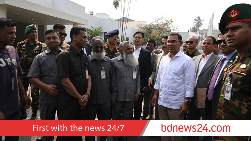 PM meets long-serving staff at office