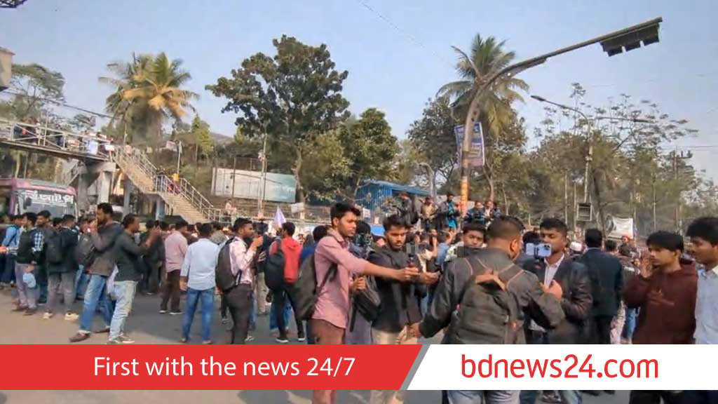 DCU ordinance: Student protesters block Science Lab road again