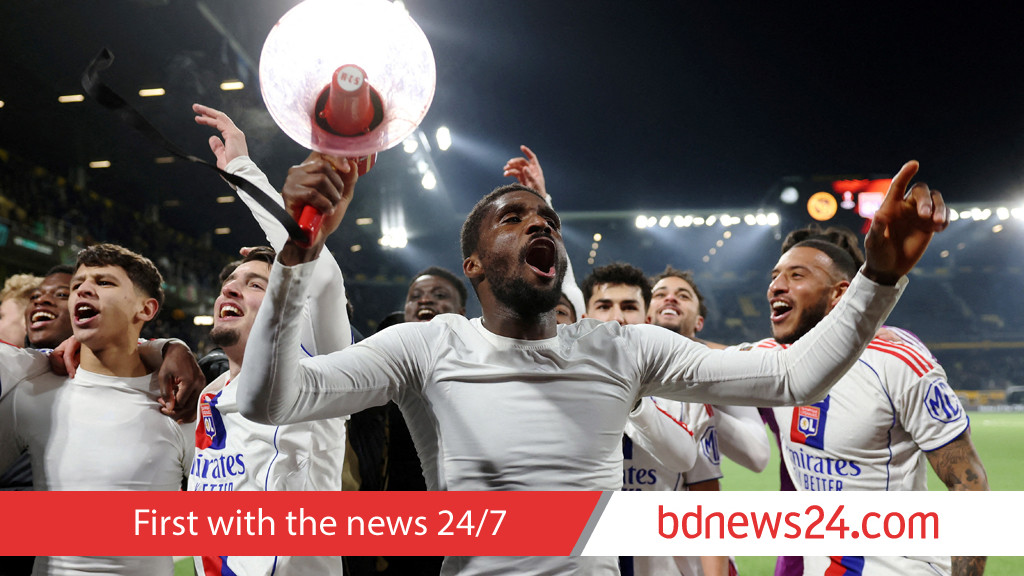 Lyon top Europa League, Roma through to last 8