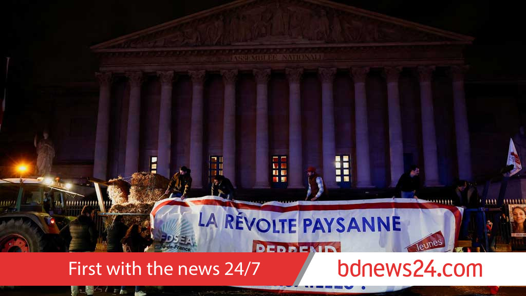 French farmers stage new Paris protest