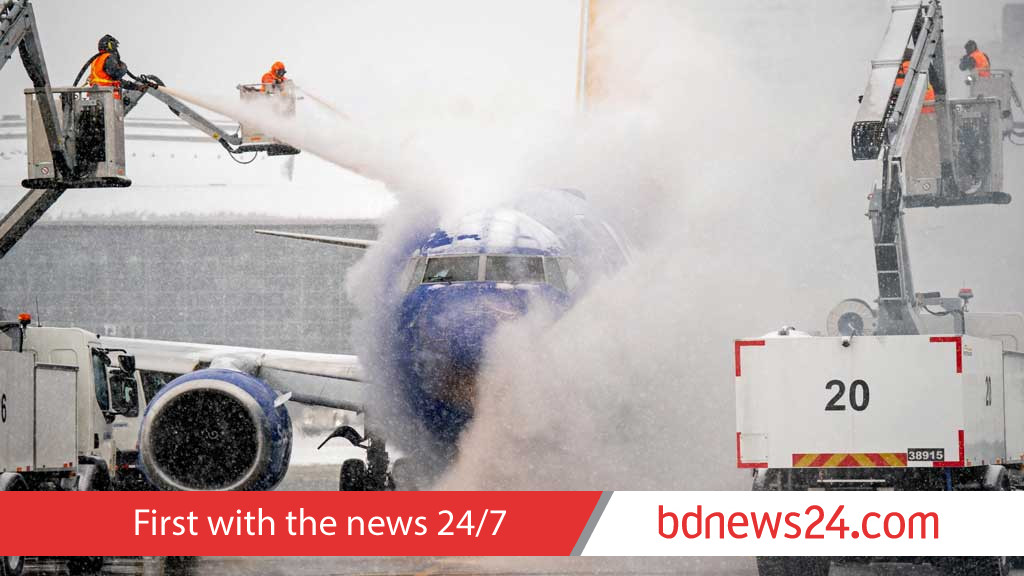 US storm leaves 160,000 without power