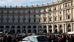 Fashion, film icons bid farewell to Valentino