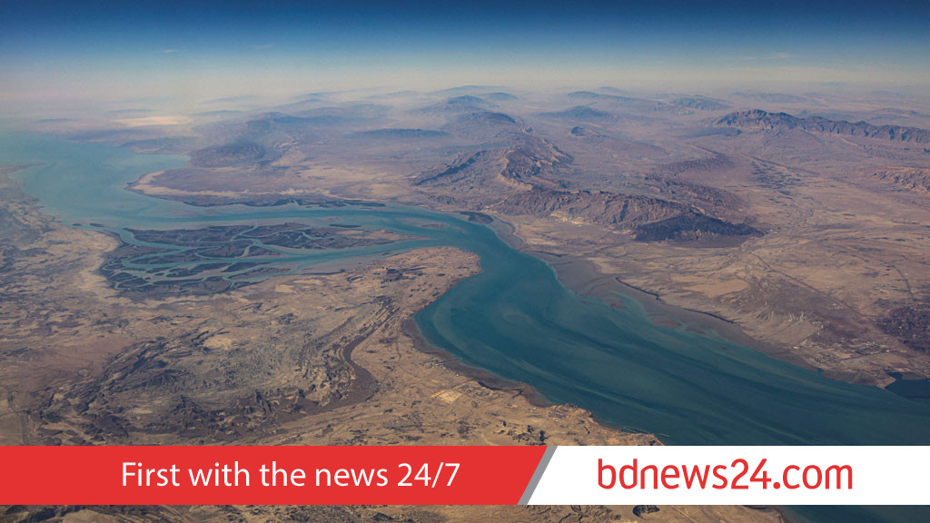 Hundreds of ships drop anchor in Gulf