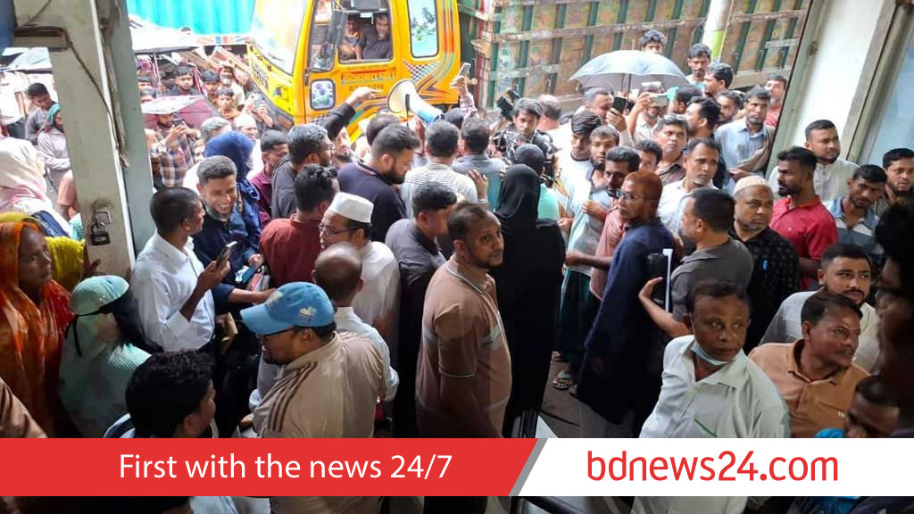 Customers lock Ctg merged banks in protest