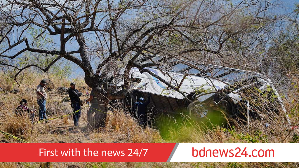 Mexico highway bus crash kills 11